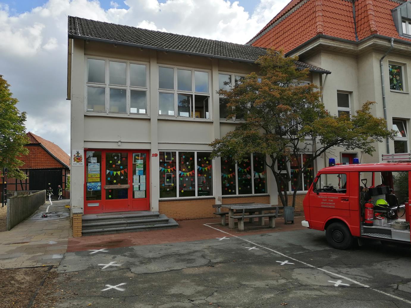 Feuerwehrauto vor Schule